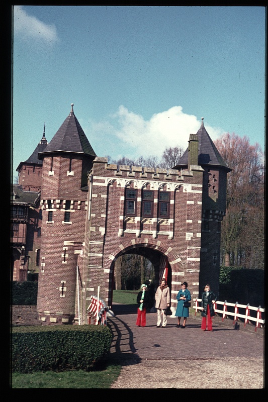 18.Haarzuilen apr 1975 Ilse,Mama,Brigitte,Marion.JPG